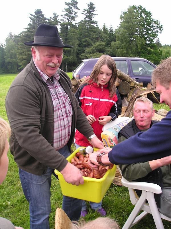 sa_re_1.JPG - Zum Abendessen am Samstag gab's Würschtl-Variationen in Kraut direkt vom Pass-Stüberl.