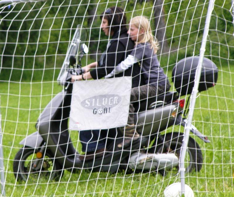 sams_9_ha.JPG - Roller fahren hinter Gittern?