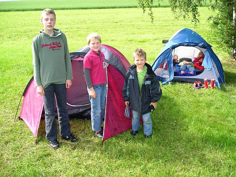 so_re_3.JPG - Groß und klein haben die erste Nacht in den Zelten gut überstanden.