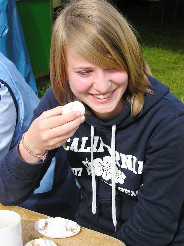 so_re_4.JPG - Die Tücke des Objekts - Lena mit Schwierigkeiten beim Frühstücks-Ei.