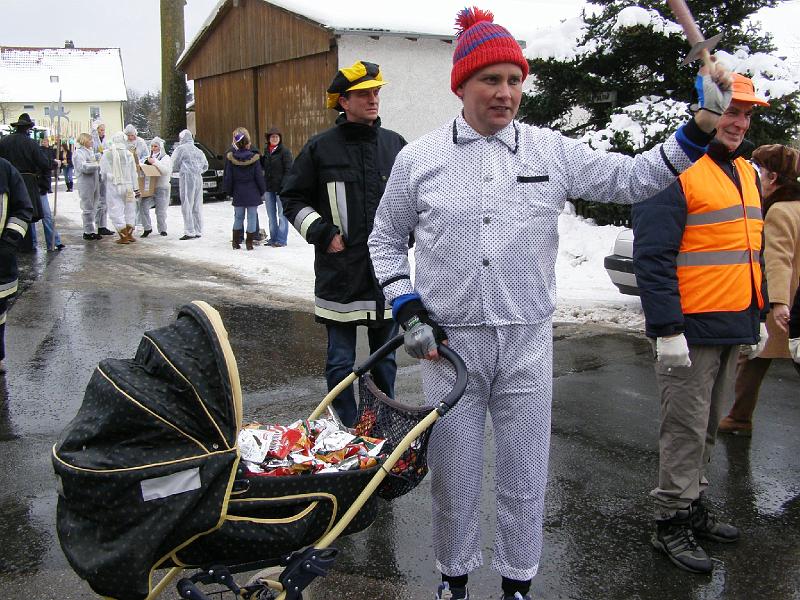 Fasch_Zug_10_07.JPG - Ein Stadtrat regelt den Verkehr: ob das gut geht?