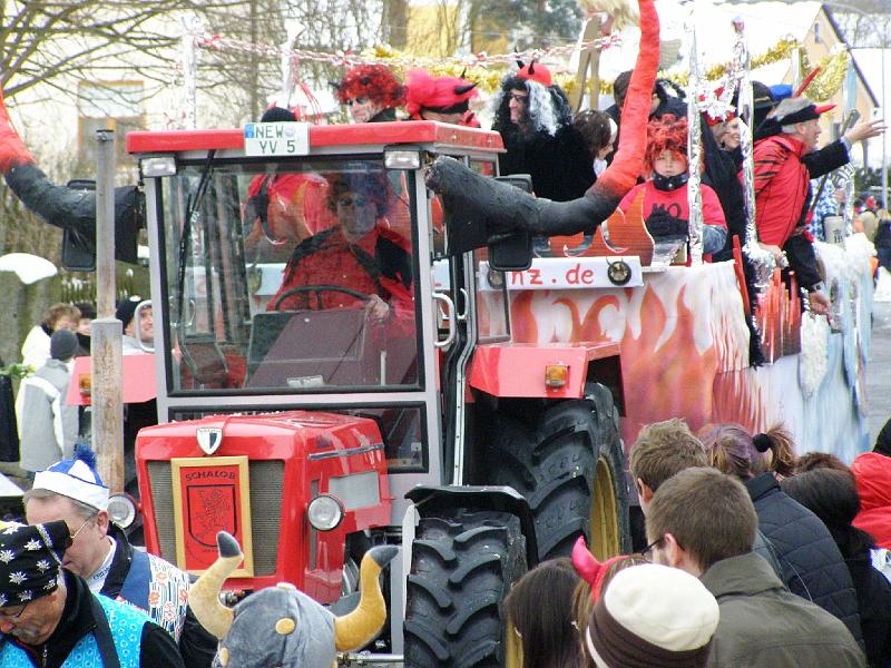 Fasch_Zug_10_09.JPG - Imposantes Gefährt: der Themenwagen "Himmel und Hölle" des Schnupftuchclubs.