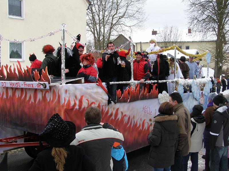 Fasch_Zug_10_10.JPG - Dichtes Gedränge in der Waldthurner Straße.