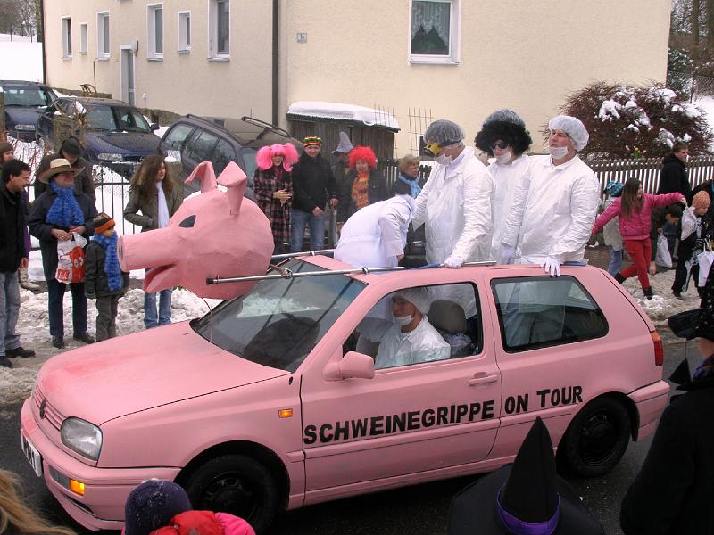 Fasch_Zug_10_15.JPG - Durfte natürlich nicht fehlen: die Schweinegrippe lautstark unterwegs.