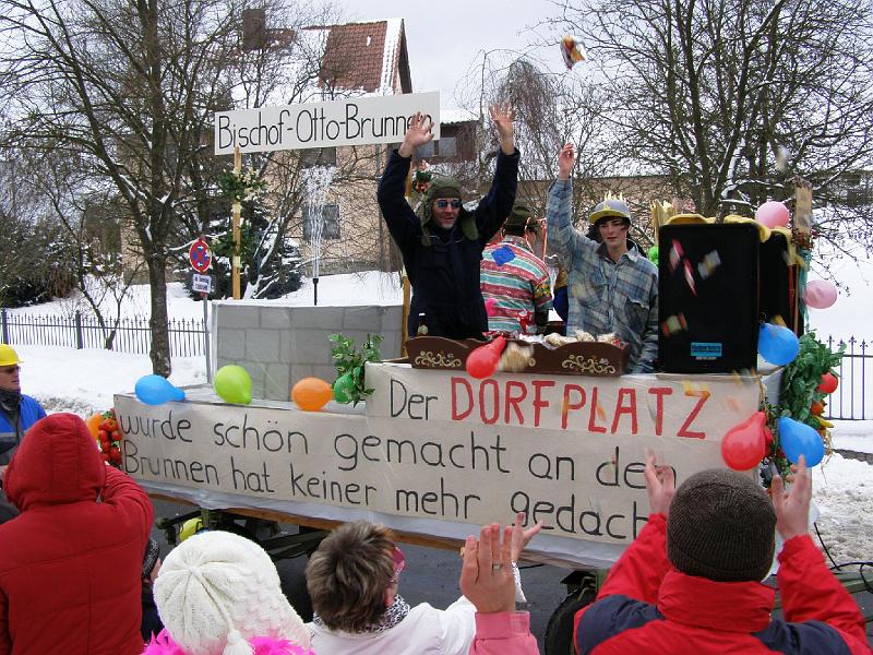 Fasch_Zug_10_28.JPG - Ein Brunnen für den Dorfplatz in Altenstadt wäre schön.