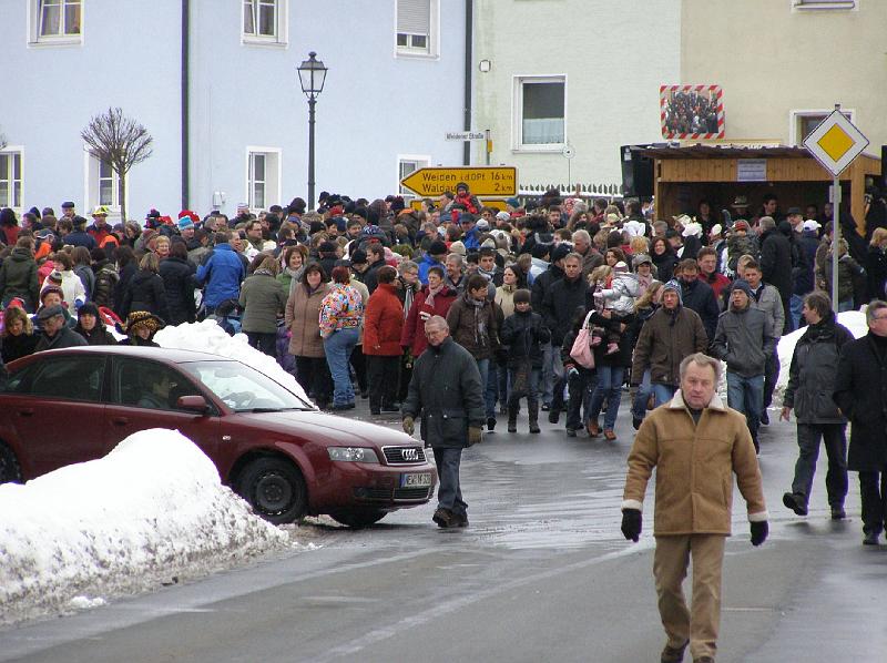 Fasch_Zug_10_30.JPG - Nach rund 45 Minuten war der Zug vorbei, die Zuschauer und Teilnehmer machen die Straßen wieder frei.
