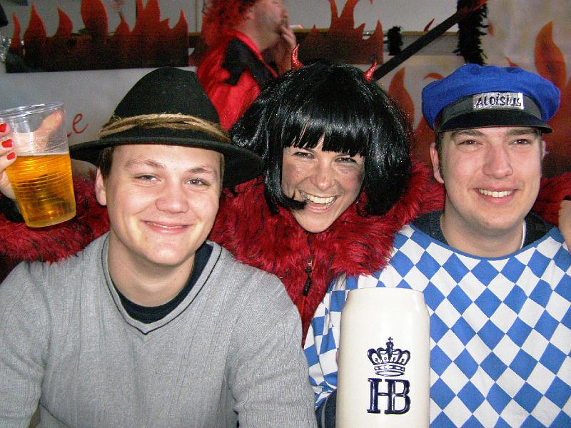 Fasch_Zug_10_39.JPG - Susi zwischen zwei Jung-Schalobern.