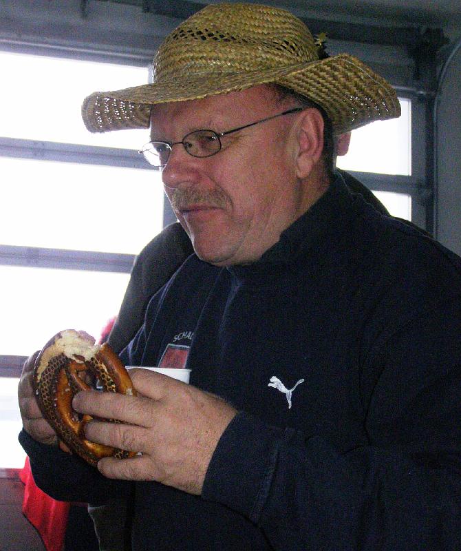 Fasch_Zug_10_44.JPG - Der Schalob-Schreiber stärkt sich.