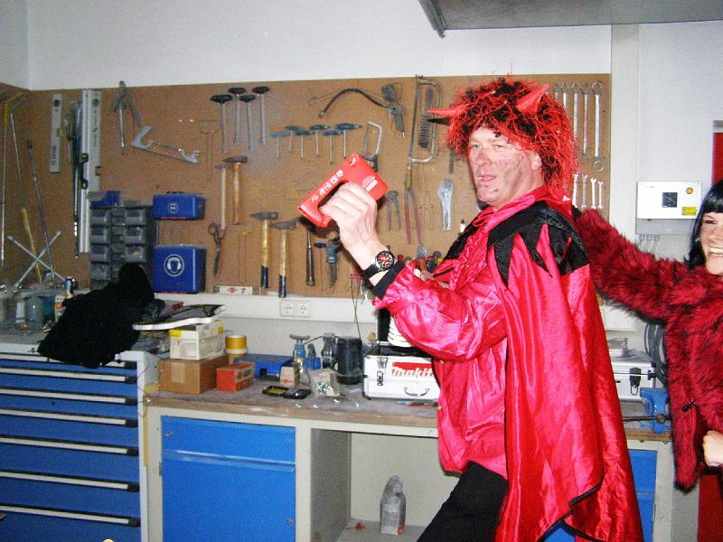 Fasch_Zug_10_46.JPG - Polonaise mIt dem Tacker in der Hand: Josef, der Chef-Konstrukteur der Schalob-Gefährte.