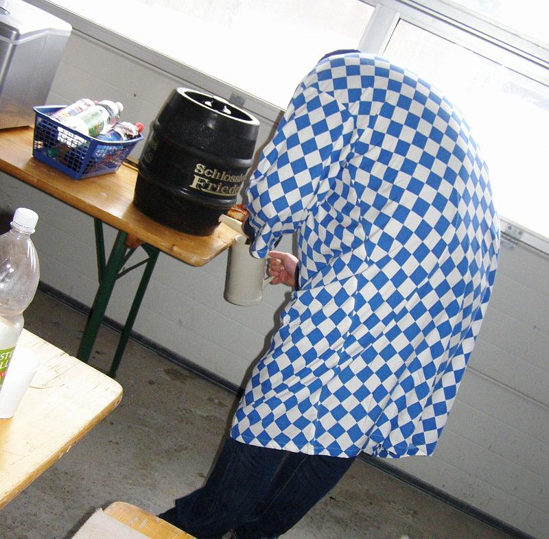 Fasch_Zug_10_48.JPG - Kopflos zapft Aloisius Bier.