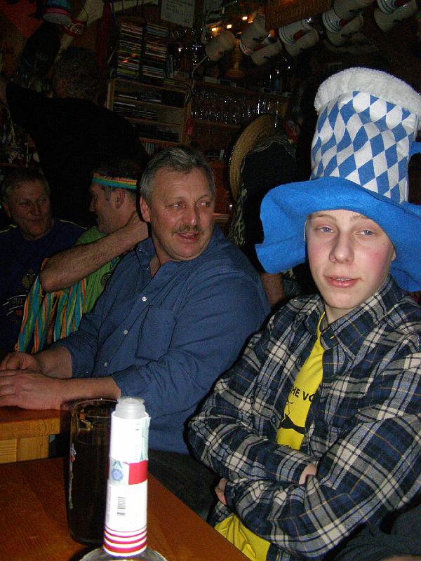 Fasch_05.JPG - Florian, unser Dichter, wirkte eher etwas schüchtern, vielleicht drückte der gigantische weiß-blaue Löwenhut zu sehr auf den Kopf.
