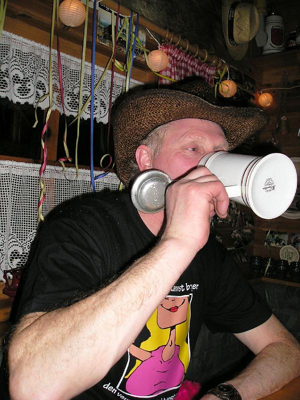 Fasch_10_19.JPG - "Langsam geht mei Bier zu End', und die Nacht beginnt.." - Der Häusl-Franz am frühen Morgen...