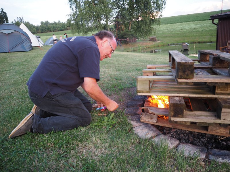 A_Zelt_Renate_Fr_01.JPG - Das Zeltlager 2017 am Seer-Weiher steht, das Lagerfeuer ist angefacht.