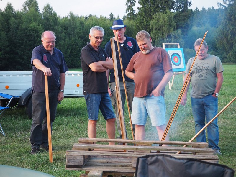 A_Zelt_Renate_Fr_03.JPG - Die Lagerfeuer-Macher warten auf die weitere Rauchzeichen.