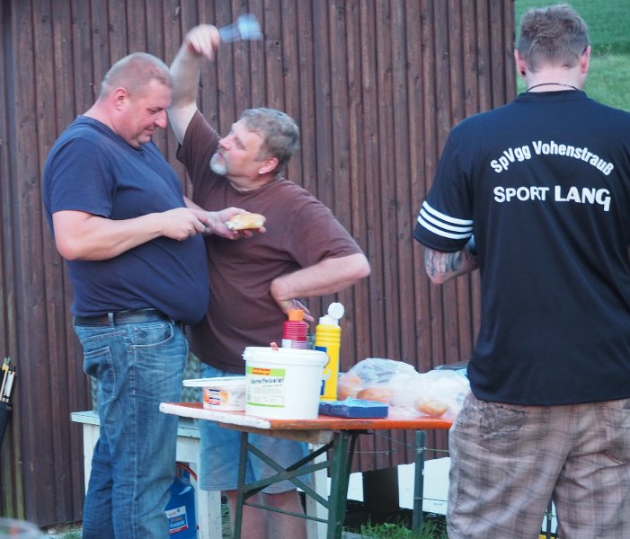 A_Zelt_Renate_Fr_04.JPG - Der Vergnügungs- und Grillwart preist seine Ware an. 