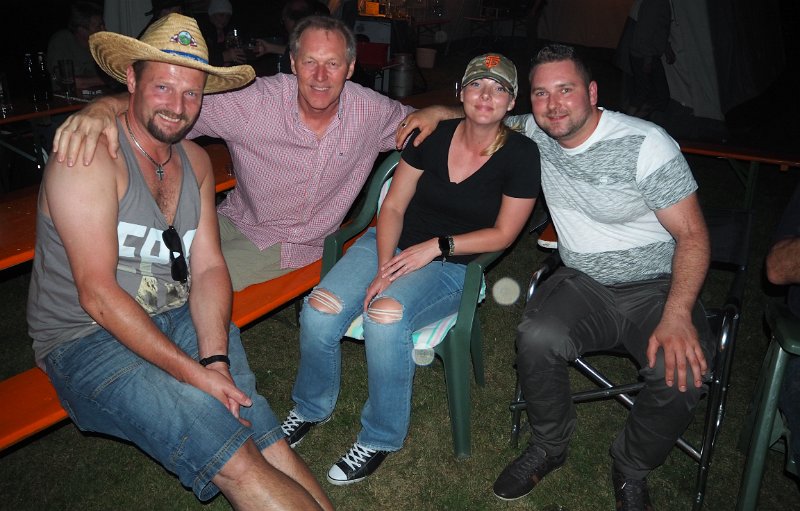 A_Zelt_Renate_Fr_07.JPG - Edi (links) in geselliger Runde.