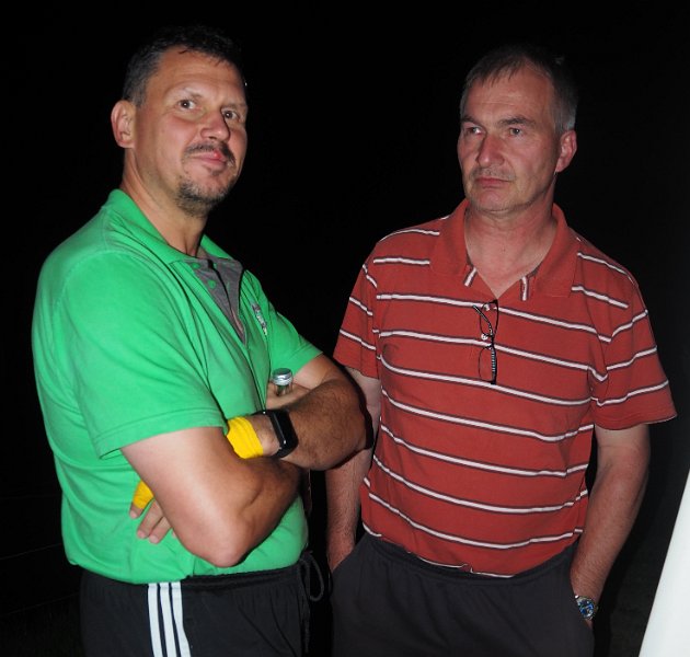 A_Zelt_Renate_Fr_08.JPG - Etwas skeptische Blicke unter Fußballern: hat etwa Bayern München mal nicht gewonnen?