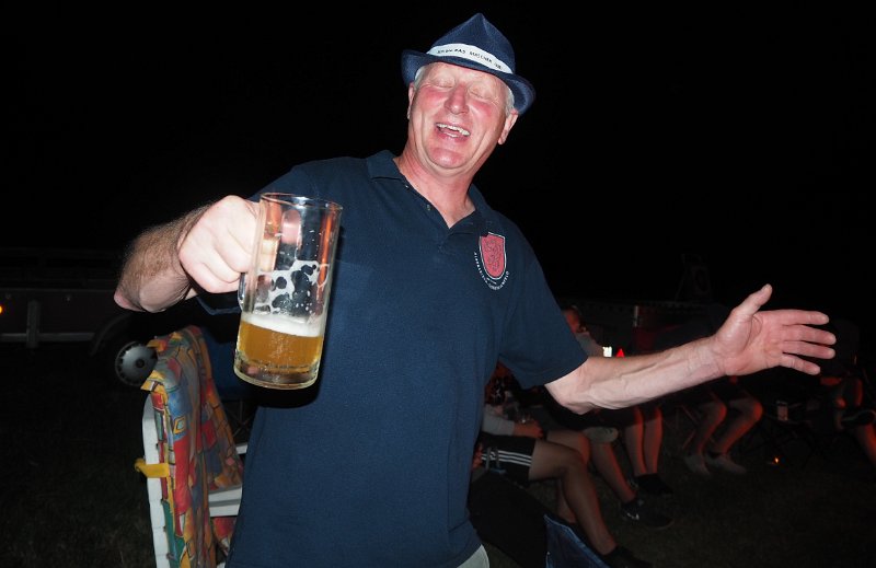 A_Zelt_Renate_Fr_09.JPG - Der Häusl-Franz auf dem Weg zur Soundmaschine.