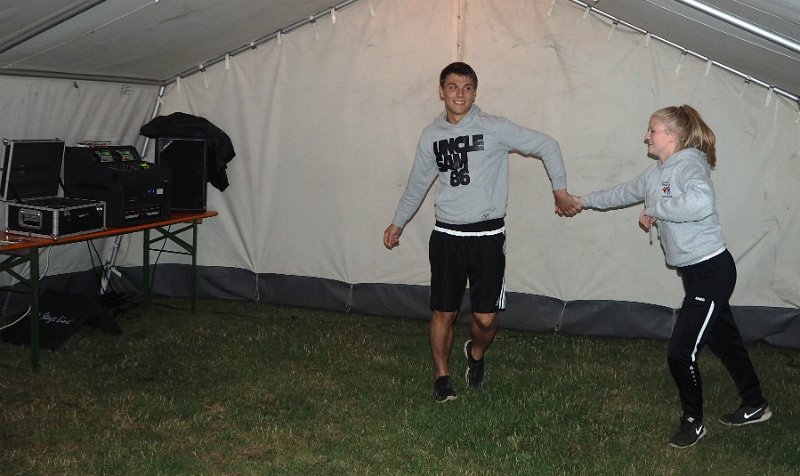 A_Zelt_Renate_Fr_13.JPG - Nach Mitternacht darf im Partyzelt getanzt werden.