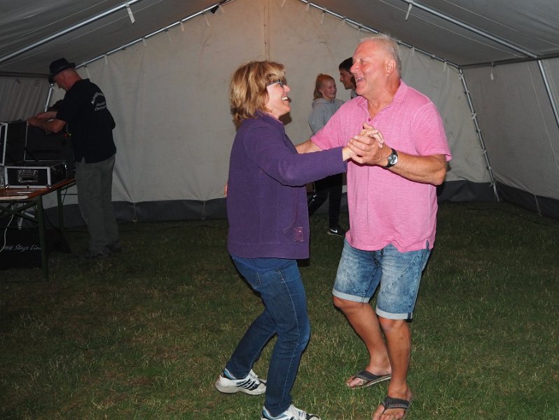 A_Zelt_Renate_Fr_14.JPG - Auch der Präsident wagt sich auf das Parkett.