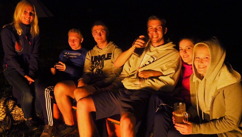 A_Zelt_Renate_Fr_15.JPG - Die Jugend ist stark vertreten.