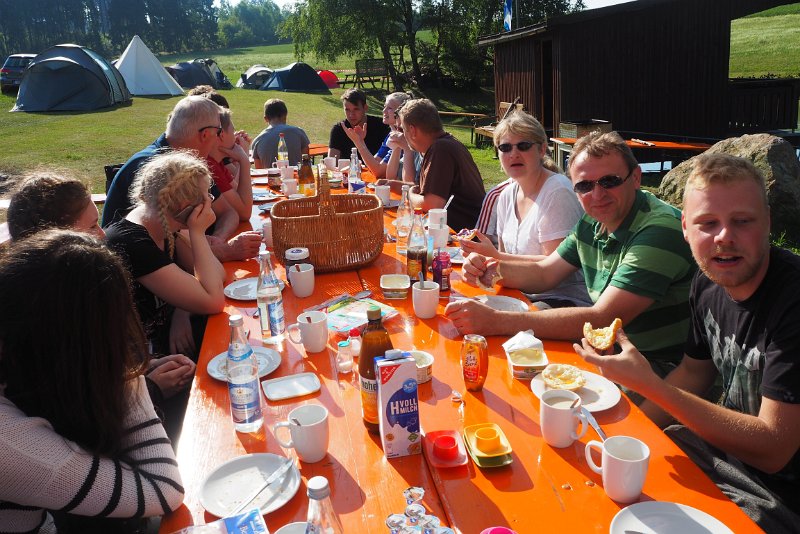 A_Zeltlager_2017_Sa_Re_01.JPG - Noch 'n Toast, noch 'n Ei, noch 'n Kaffee, noch 'n Brei, etwas Marmelade, etwas Konfitüre.