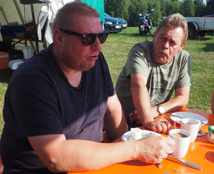 A_Zeltlager_2017_Sa_Re_02.JPG - Frühstück am Samstagmorgen mit den Seer-Weiher-Pächtern.