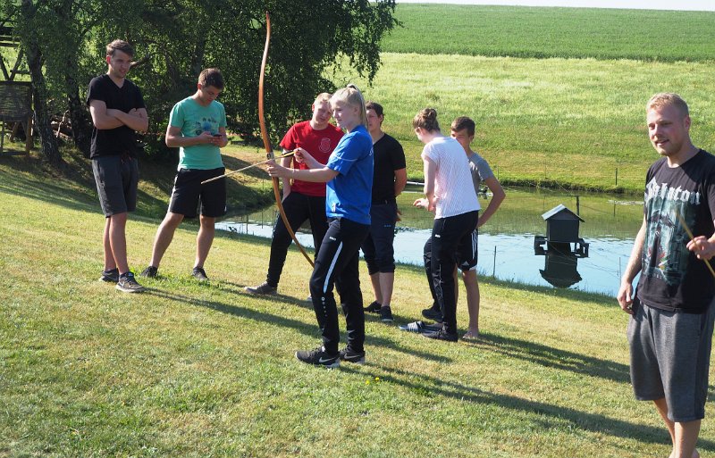 A_Zeltlager_2017_Sa_Re_03.JPG - Sport am Samstag: die Bogenschützen im Anschlag.