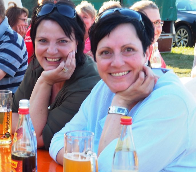 A_Zeltlager_2017_Sa_Re_11.JPG - Zwei Schwestern haben gute Laune.