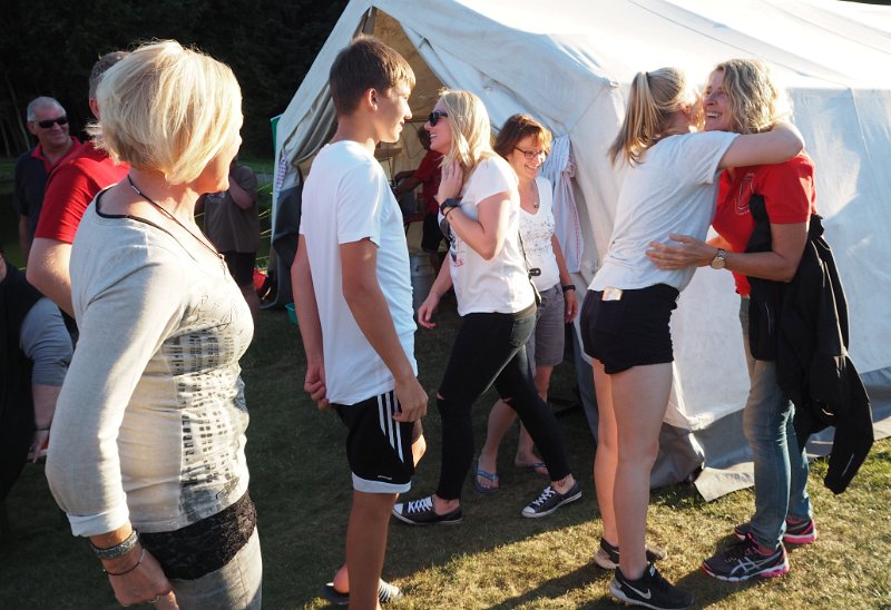 A_Zeltlager_2017_Sa_Re_12.JPG - Claudia wird zum Geburtstag gratuliert.