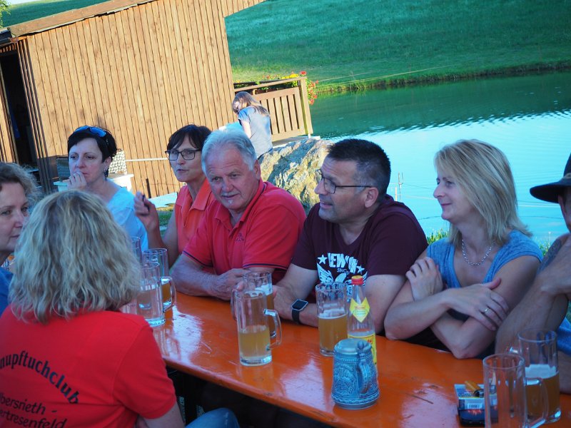 A_Zeltlager_2017_Sa_Re_16.JPG - Nach dem Essen wird am Ufer des Seer-Weihers wieder geratscht.