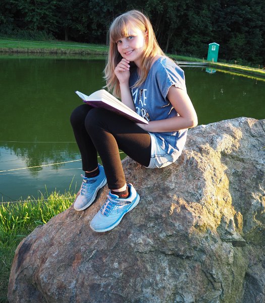 A_Zeltlager_2017_Sa_Re_17.JPG - Zwar nicht die Loreley, worauf Julia sitzt und liest, aber der "Seereley-Felsen" ist auch ganz hübsch.