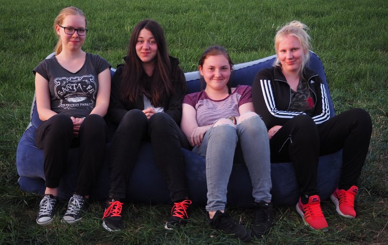 A_Zeltlager_2017_Sa_Re_18.JPG - Mädels unter sich auf der Seer-Weiher-Couch.