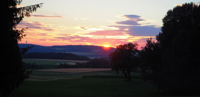 A_Zeltlager_2017_Sa_Re_19.JPG - Tolle Perspektiven am Seer-Weiher: diie Sonne versinkt hinter dem Fischerberg.