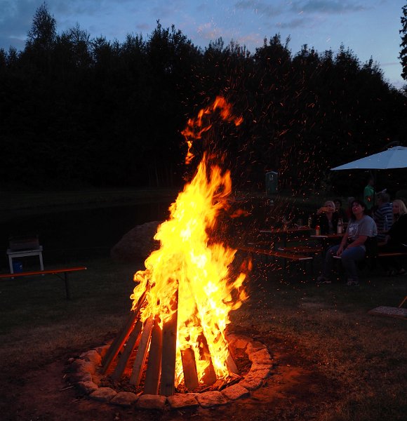 A_Zeltlager_2017_Sa_Re_20.JPG - Hoch lodert das symmetrisch angeordnete Lagerfeuer.