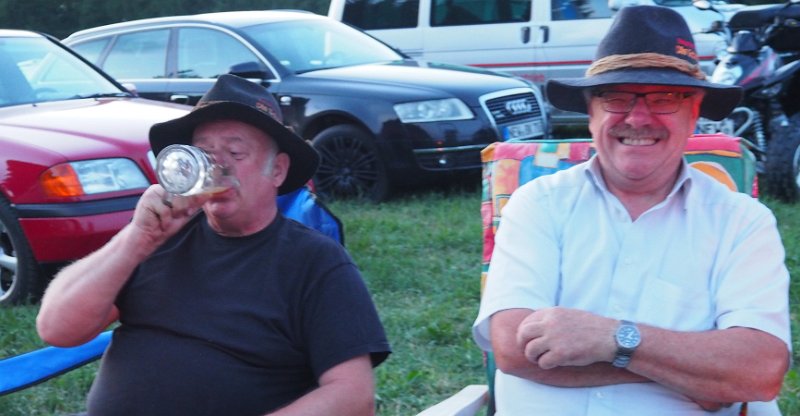 A_Zeltlager_2017_Sa_Re_21.JPG - Nach getaner Braterei schmeckt ein kühles Bier bestens.