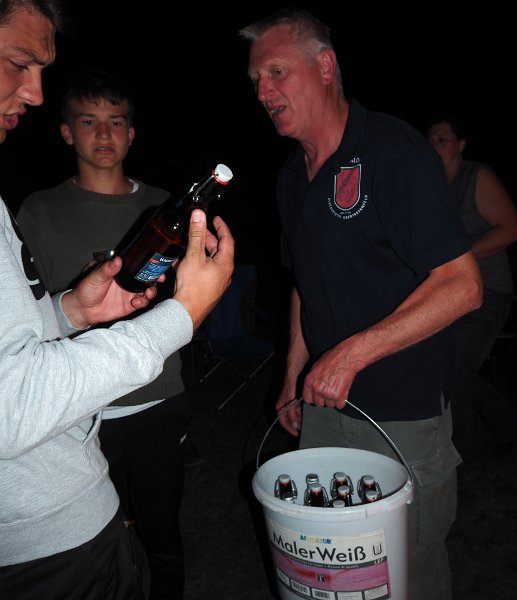 A_Zeltlager_2017_Sa_Re_23.JPG - Schwarzenfelder Bier-Spezialitäten werden eimerweise herangeschafft.