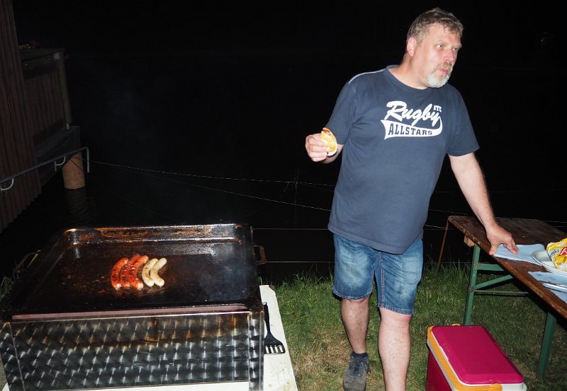 A_Zeltlager_2017_Sa_Re_26.JPG - Um Mitternacht wird nochmals gegrillt.