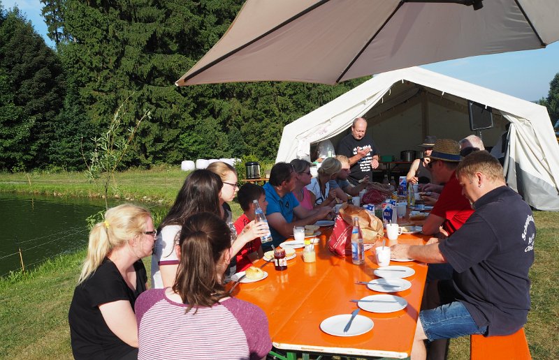 A_Zeltlager_2017_So_Re_02.JPG - Vertrautes Bild: Frühstück am Strand. 