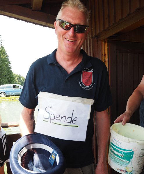 A_Zeltlager_2017_So_Re_06.JPG - Der Häusl-Franz versucht die Unkosten zu senken.