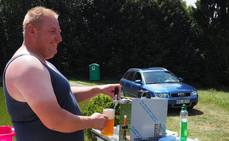 A_Zeltlager_2017_So_Re_08.JPG - Noch ein letztes Bier, dann kehrt wieder Ruhe ein am Weihergelände.
